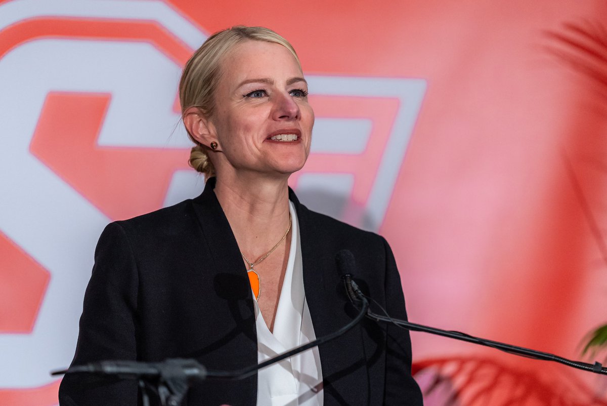 OColly's tweet photo. The 19th President of Oklahoma State University. 1st woman in the position.

Dr. Kayse Shrum. #OKState 

📸: @joshuacleary / Photo Editor https://t.co/5NRSZvd7Aq