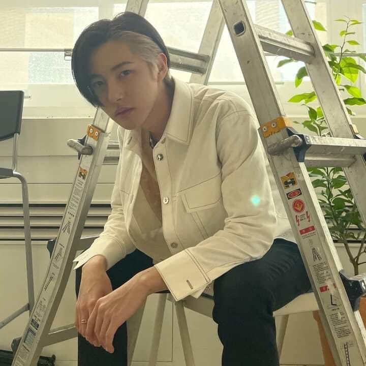doiegomdori's tweet photo. the two tone hair color😭 https://t.co/9odMiT5RQA