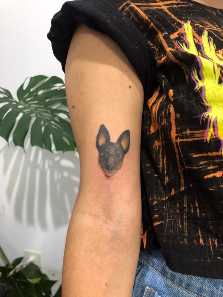 chicaconrulos's tweet photo. Solo quiero mostrar el tatuaje que me hice en honor a mi perra porque me parece hermoso y me emociona 💕 https://t.co/5VPpN59bhp