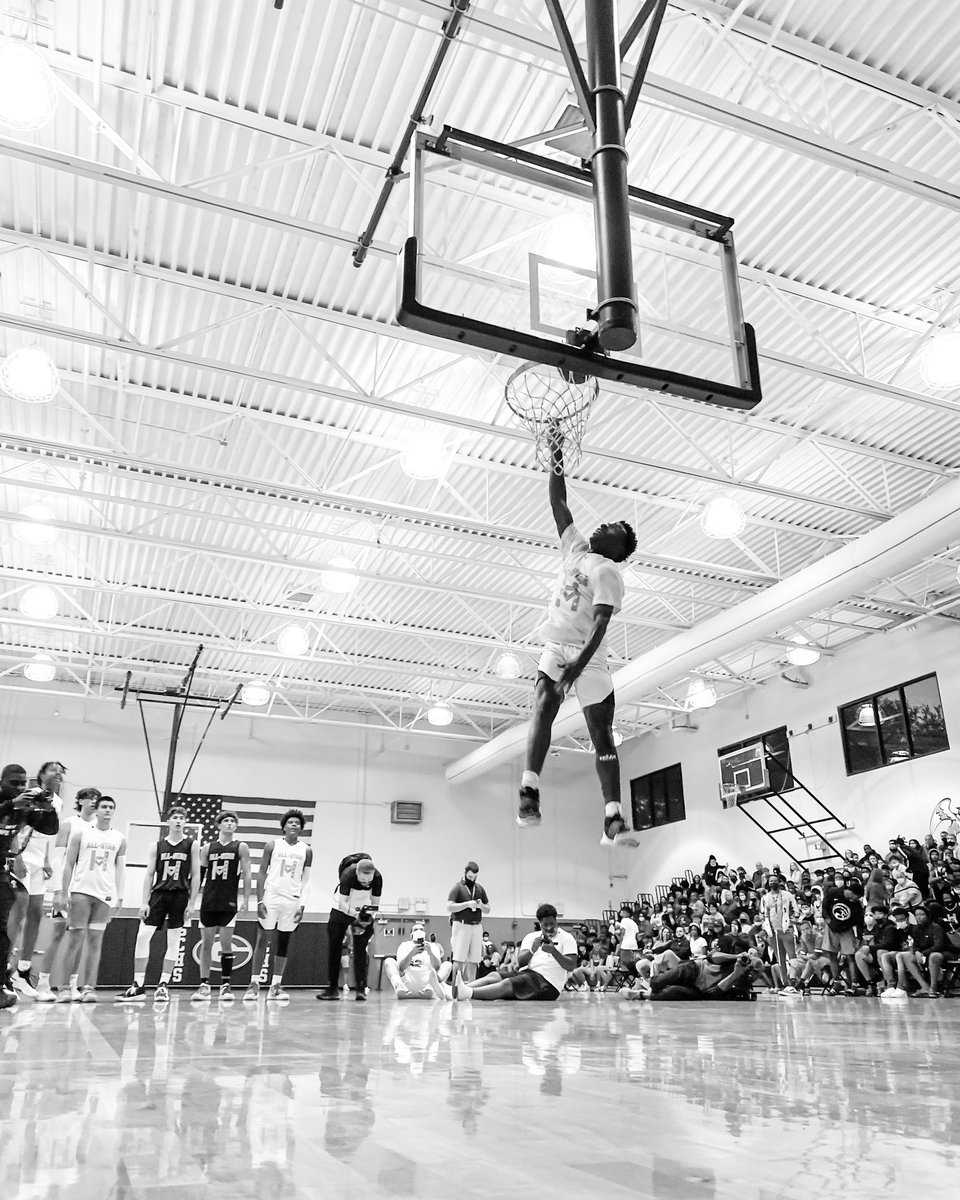 ChrisBischoff_'s tweet photo. Kid has 🐰 🐰 ‼️

@Byntley1 / @NAPLESBBALL 

📸 @cblens44 

#blackandwhitephotography #colorphotography #shotoniphone #iphone11promax #appleiphone #iphonephoto #basketball #streetphotography #canonphotography #canonvideography #sportsphotography #ftmyers #florida #naples https://t.co/N2yXp8V56m