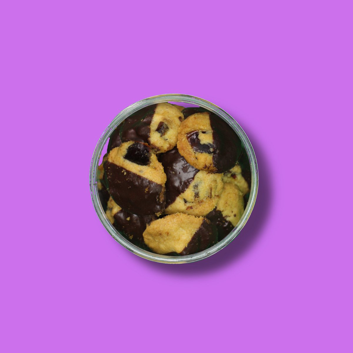 bakeology_c's tweet photo. KURMA BITES 🍪

It’s a cookie dengan kurma bits inside and dipped with chocolate 🤤🍫 So korang akan dapat the combination of the chewy kurma and crispy cookie!

Sizes:
M 250gm (+-32 pcs)
L 350gm (+-50pcs)

Korang boleh beli our cookies di Norlyshop sekarang! Link in bio 😁 https://t.co/3NlTDYLpn0