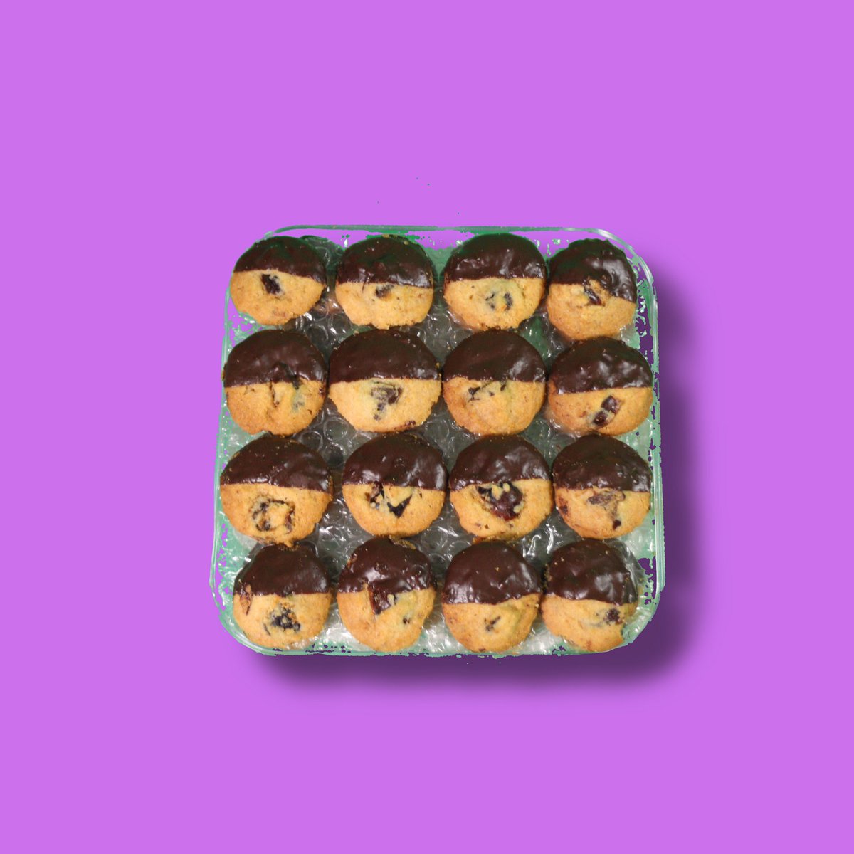 bakeology_c's tweet photo. KURMA BITES 🍪

It’s a cookie dengan kurma bits inside and dipped with chocolate 🤤🍫 So korang akan dapat the combination of the chewy kurma and crispy cookie!

Sizes:
M 250gm (+-32 pcs)
L 350gm (+-50pcs)

Korang boleh beli our cookies di Norlyshop sekarang! Link in bio 😁 https://t.co/3NlTDYLpn0