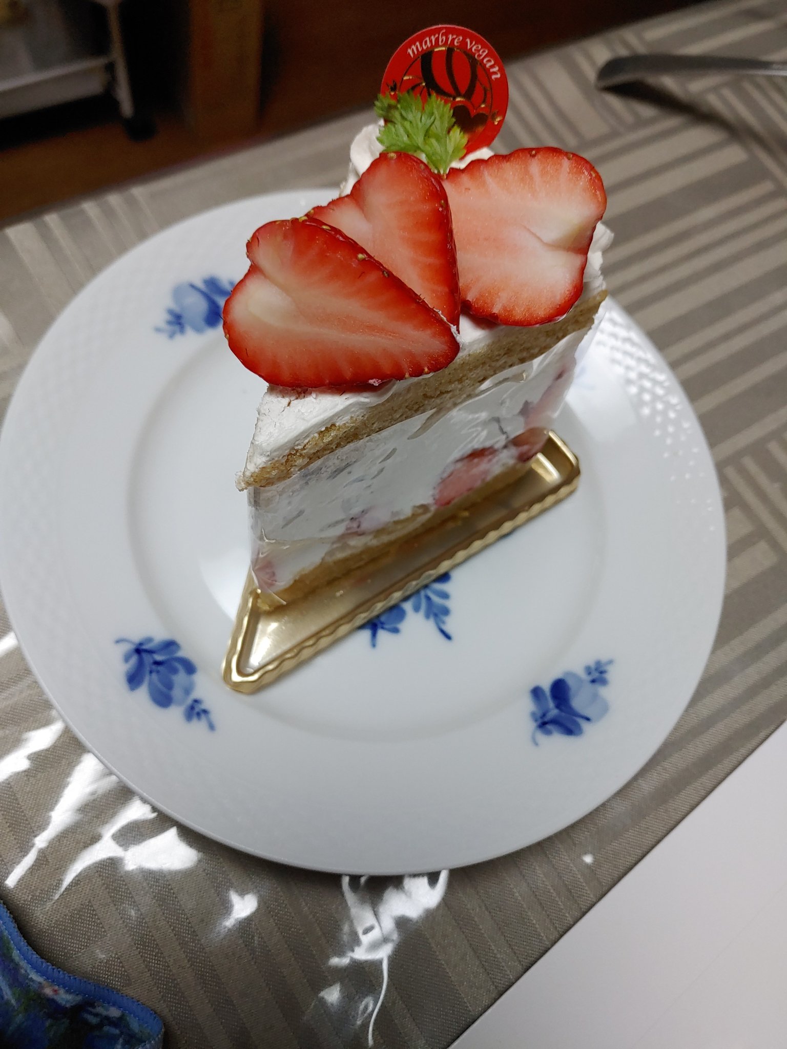 ぽんつく 新宿御苑脇のケーキ屋さんで限定ショートケーキを買ったよ イチゴを６個使ってる って T Co Lqvm27qnax Twitter
