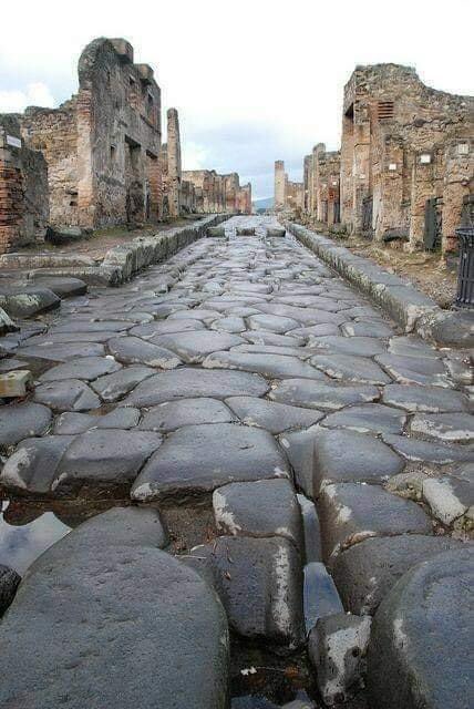 MyBeauDes's tweet photo. The ancient streets of Pompeii Italy 🇮🇹 https://t.co/qXBml3rqQ3