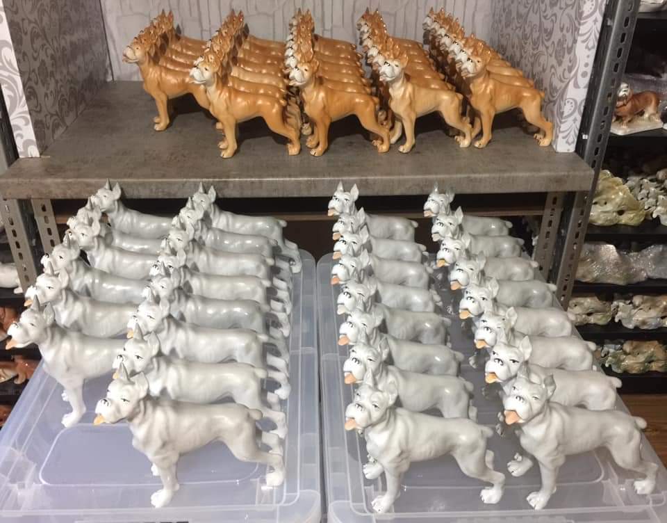 portelanarpo's tweet photo. • 🎭 • De Vânzare Figurină Statuetă Bibelou Porțelan Arpo Boxer , Mastiff , Bulldog , Bullenbeisser Cățeluș Trofeu Câine Dog FolkArt Vintage Kitsch • *** Se Vinde Statuetă Figurină de Porțelan fin model Socialist Folclorul Balcanic renumit ca " Boxer , Mastiff " *** • https://t.co/gBrCd86NZd