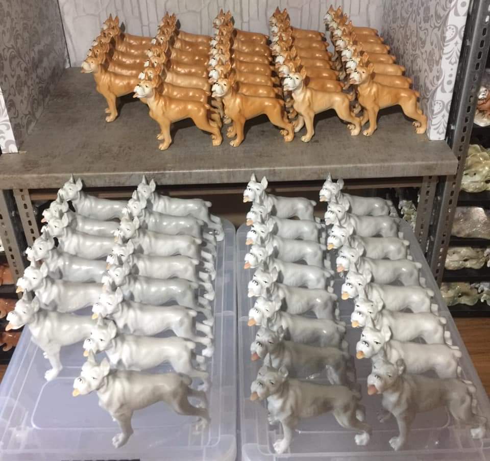 portelanarpo's tweet photo. • 🎭 • De Vânzare Figurină Statuetă Bibelou Porțelan Arpo Boxer , Mastiff , Bulldog , Bullenbeisser Cățeluș Trofeu Câine Dog FolkArt Vintage Kitsch • *** Se Vinde Statuetă Figurină de Porțelan fin model Socialist Folclorul Balcanic renumit ca " Boxer , Mastiff " *** • https://t.co/gBrCd86NZd