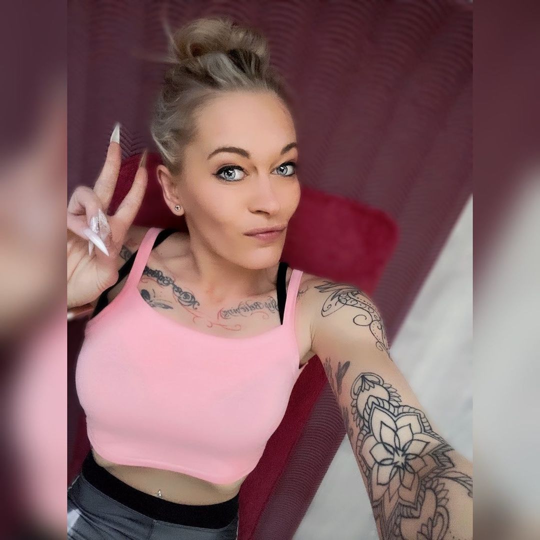 AmyClar19016537's tweet image. not a model but i know i been your idol