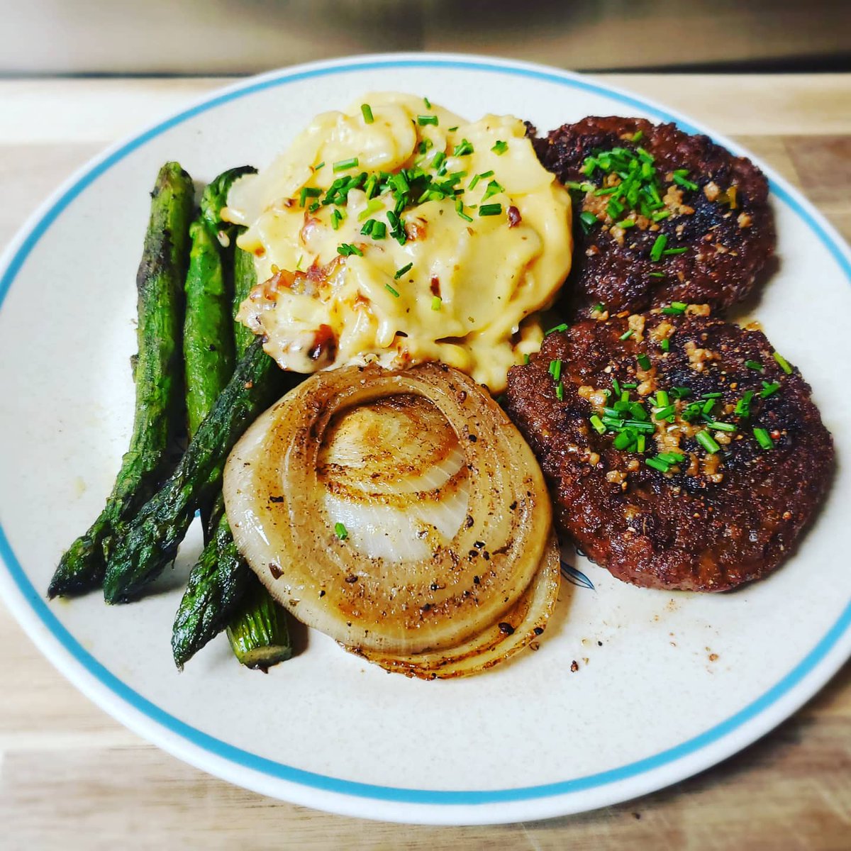 TwinBladeK's tweet image. Hey Friends!

I dont often make western style food but here we go!  Good ol&apos; Steak and Spuds with some extra veggies :3

The other plate uses Beyond Meat, and both were dressed in a Garlic Aioli.

~Twin Blade K