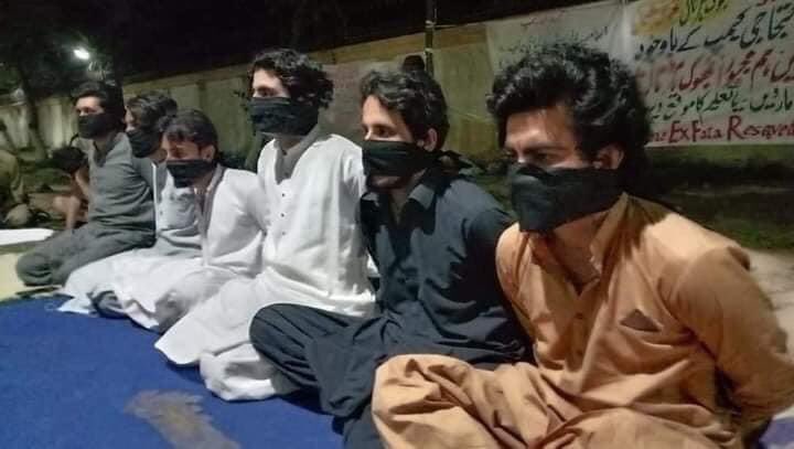 a_baitanai's tweet image. فاٹا سے تعلق رکھنے والے طلباء پچھلے کئی ہفتوں سے لاہور گورنر ہاؤس کے سامنے مخصوص سیٹوں کی بحالی کیلئے سراپا احتجاج ہیں اور تین دنوں سے بھوک ہڑتال شروع کی ہے لیکن بے حس گورنر اور حکومت نے ابھی تک مطالبات نہیں مانے !
#شرمناک
#StateIgnoreFATAStudents