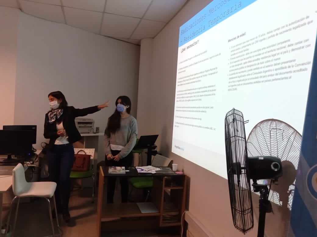carodenisiejko's tweet photo. Realizamos una capacitación sobre el uso de #RaDex destinada a lxs trabajadorxs de la Dirección General de Acceso a la Justicia de @QuilmesMuni para que puedan ayudar a la comunidad migrante con el inicio de su radicación a distancia.
@barbycocimano
@FCollizzolli
@ayaladelfina https://t.co/is6oxXajlu