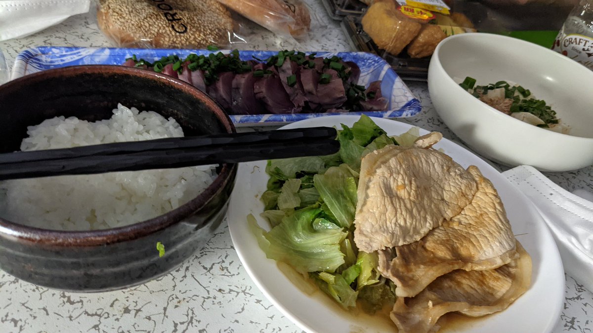 うかな 久しぶりにお母さんのご飯食べてる やっぱりお母さんのが1番美味しい お米も炊きたてなのもあるけど やっぱり自分のと味が違う 美味しい