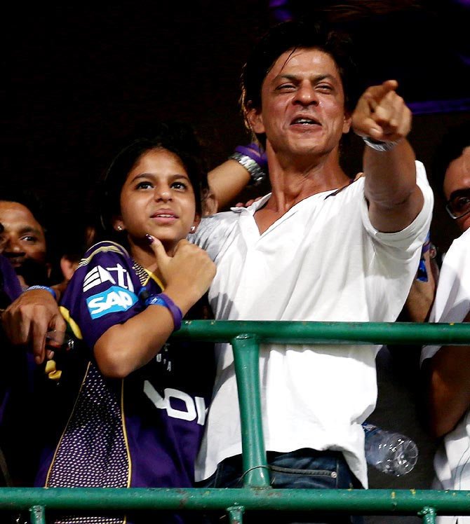 iam4sunrise's tweet photo. .@iamsrk #ShahRukhKhan with #Suhana &amp; #Aryan enjoying the first match of #IPL6 as #KKR get its first Win.
( 3 Apr 2013 ) https://t.co/JKYsxvqOHo