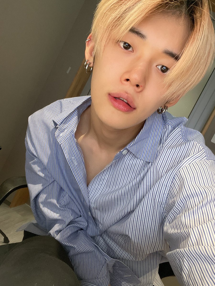 hoshrangie's tweet photo. stream blue hour link on bio https://t.co/VD7miegFfW