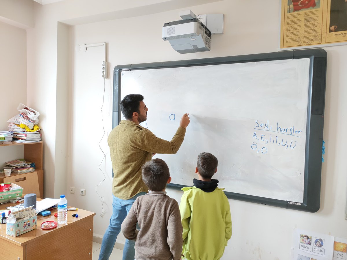 2A sınıf Öğretmenimiz İbrahim Halil GÜNER ve 2B sınıf Öğretmenimiz Ramazan DEMİR hafta sonu okuma yazma güçlüğü çeken öğrencilerine gönüllü olarak okuma yazma probleminin çözümü olarak ilave ders verdi. Öğretmenlerimize özverisinden dolayı teşekkür ederiz.
@haldehs 
@Midyat_Mem