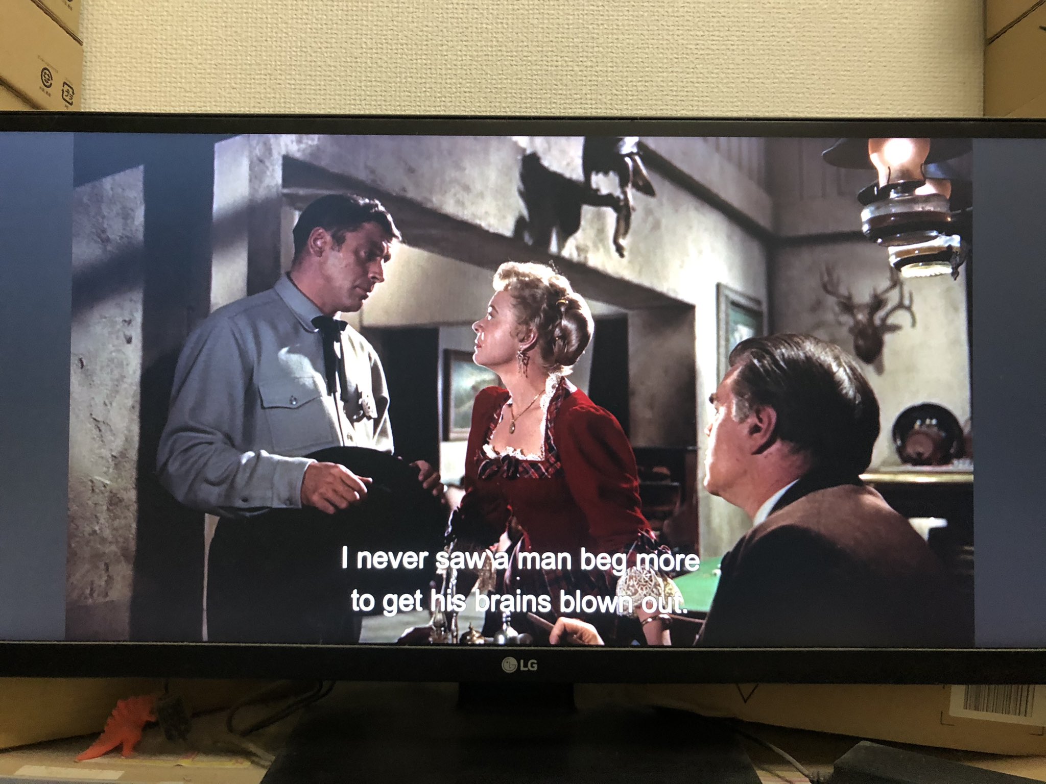 大澤遼 バート ランカスター カーク ダグラス主演の Gunfight At The O K Corral Ok牧場の決闘 オリジナル英語版 英語字幕 2番目の写真の彼女の台詞はwyattの保安官バッチを揶揄しているんですよね 僕はこの台詞の意味を完全には翻訳できない