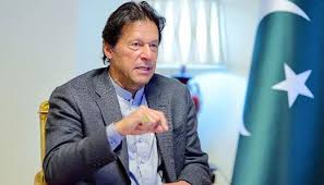 #پاکستان_اورخان_ہماری_جان دوسری جانب سوشل میڈیا وزیراعظم عمران خان کے لیے تعریفی کلمات سے بھر گیا اور ’عمران خان وائس آف کشمیر‘ عالمی پینل پر ٹاپ ٹرینڈ بن گیا۔ @SHAHKK14 @TeamPakAlpha_