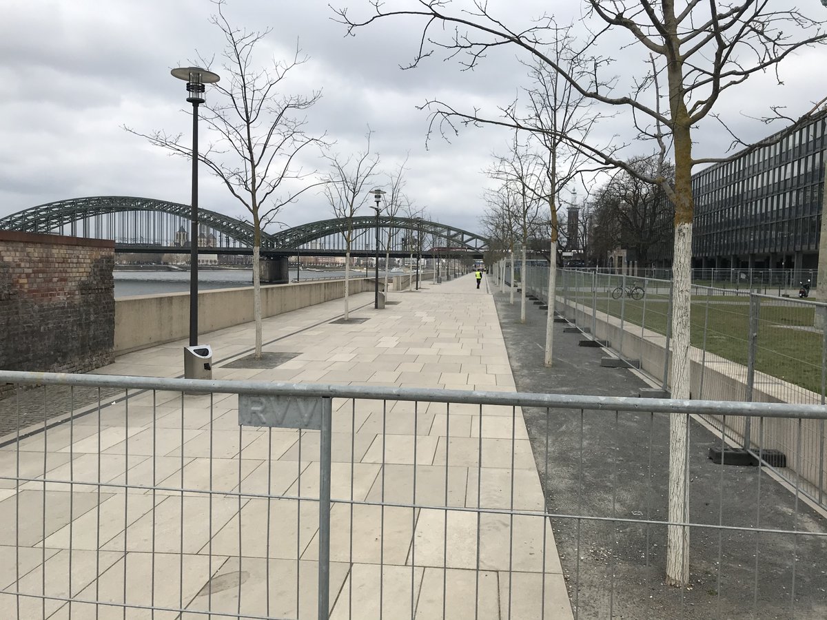 Gated Community – kein Durchkommen, keine Umleitung. Viele müssen ihr Rädchen jetzt über eine Treppe tragen. Wir hatten Euch dazu eine Vorschlag gemacht eine Führung auszuschildern, liebe Stadt <a href="/Koeln/">Stadt Köln</a> <a href="/KidicalmassK/">Kidical Mass Köln</a> <a href="/Radkomm/">RADKOMM</a> <a href="/greenpeace_k/">Greenpeace Köln</a> <a href="/agorakoeln/">Agora Köln</a> <a href="/RingFreiJetzt/">RingFrei</a>