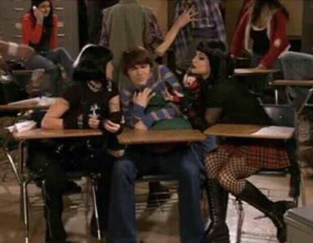 r0sexcl0uds's tweet photo. I was always so fucking jealous of Drake in this episode, he didn’t know how good he had it fr https://t.co/bNhNYMs6MN