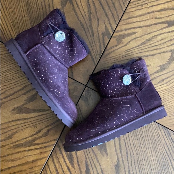 ChanelAkaka1's tweet photo. So good I had to share! Check out all the items I'm loving on @Poshmarkapp #poshmark #fashion #style #shopmycloset #betseyjohnson #ugg: https://t.co/QKRWupsJNG https://t.co/b1KBk3tiGs
