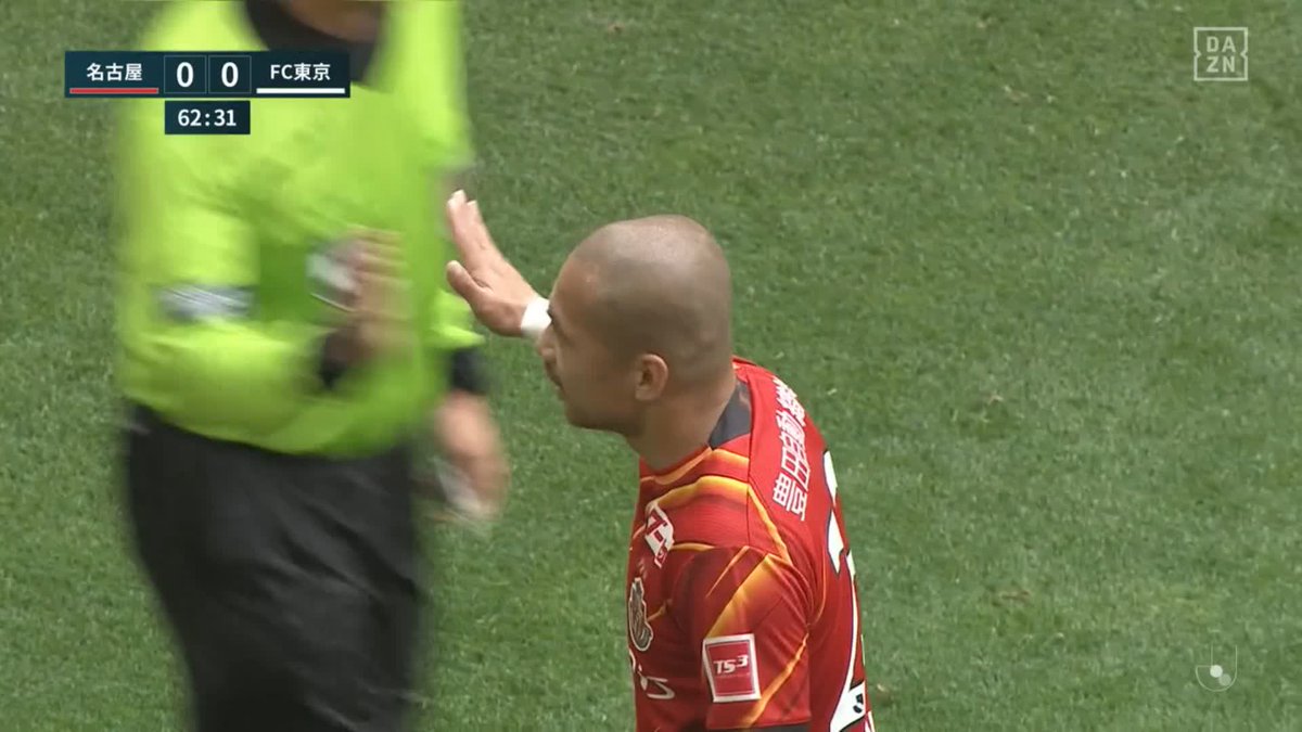 Goal Japan S Tweet 主 審 へ パ ス 味方選手と間違えて西村雄一 主審にパスを出してしまった 吉田豊 パンツとソックスの色が 名古屋グランパスと同じ黒だったことも原因か その後 西村主審と手を合わせてタッチ Goalj1リーグ 明治安田j1 第7節