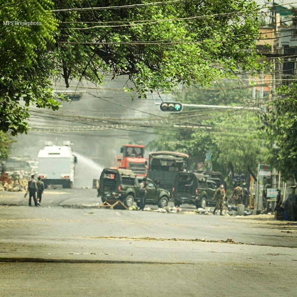spring21MM's tweet photo. On April 3 morning,in #ManawHari Road, between 62-65 , ChanMyaTharSi Township, Mandalay
Terrorists came to remove barriers on the street and opened fired gunshots.
#Apr3Coup
#WhatsHappeningInMyanmar
@clarissaward,@CNN https://t.co/MdB6EjodWu