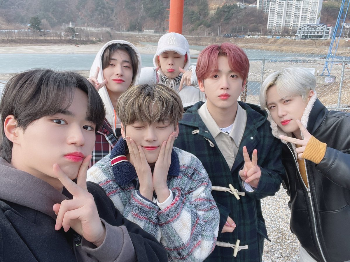 WEi__Official's tweet photo. 🤍평화롭던 울아이의 단체 사진🤍
와글와글 위아이가 5시에 또 나타날 예정입니다 
많관부❤️

#위아이 #WEi #IDENTITY #CHALLENGE https://t.co/oWxdF2Ss6j