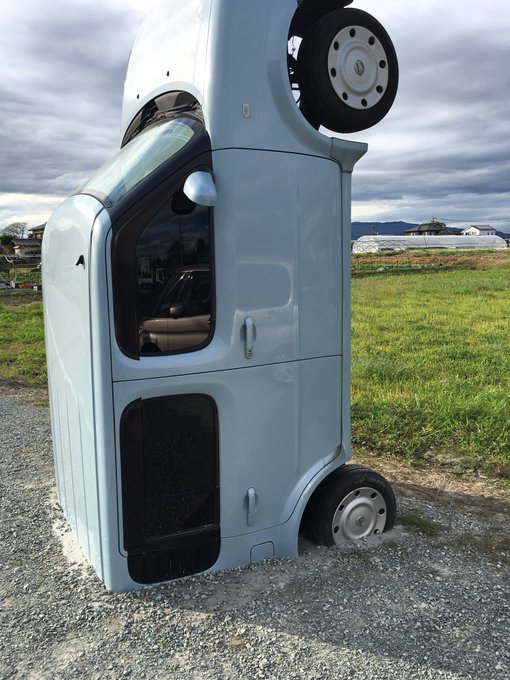 画像 道路脇の地面に埋まってる車が発見される 車が生えている 似たような風景が世界中に まとめダネ 画像 道路脇の地面に埋まってる車が発見される 車が生えている 似たような風景が世界中に まとめダネ