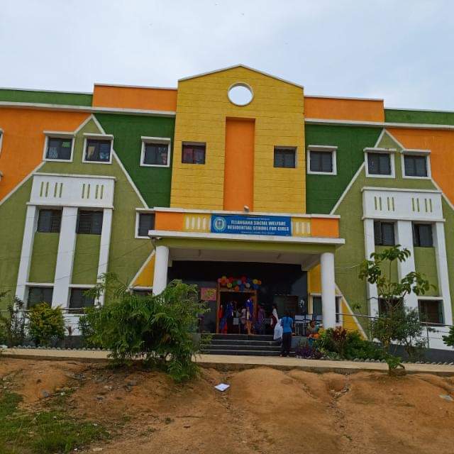 PShaikpet's tweet photo. This is one of the Telangana Social Welfare Residential Schoolsrun the Government of Telangana, catering Education to the marginalized students.The SecretaryDr. R.S. Praveen Kumar IPS  not only adds  marvelous colors to the buildings but also adds amazing success to the students https://t.co/UdGWcHSpi8