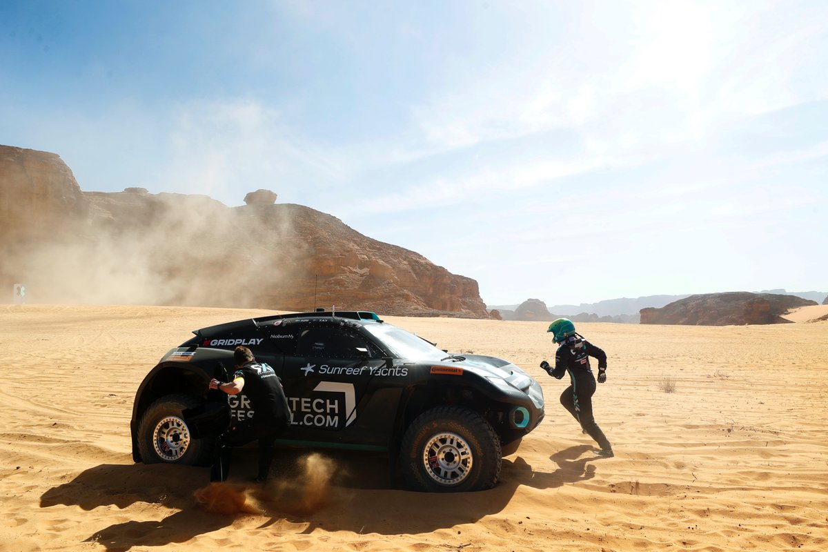 ExtremeXEXH's tweet image. THAT'S HISTORY!

The first ever Qualifying Round goes to @molly_rally, @JohanKMS88 and @rosbergxracing!

What did you make of the session?

#ExtremeE #DesertXPrix