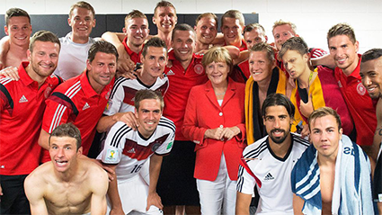 tsforbt's tweet photo. die mächtigste Person Europas und Angela Merkel

#tommischmittforbt https://t.co/KBhesKxSGU