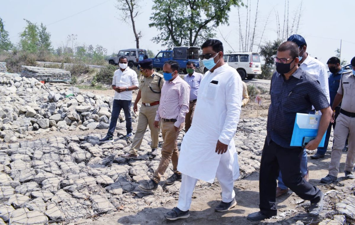 WRD_Bihar's tweet photo. आज माननीय मंत्री श्री @SanjayJhaBihar और सचिव श्री @sanjeev_hans97 ने पूर्वी तटबंध प्रमंडल बीरपुर के अंतर्गत पूर्वी कोसी तटबंध और #नेपाली बांध का निरीक्षण किया।
इस दौरान उन्होंने बाढ़ सुरक्षात्मक कार्यों को समय से तथा गुणवत्ता के साथ पूरा करने के निर्देश दिये।
#WRDWorkUpdate https://t.co/c9tQwVkBSY