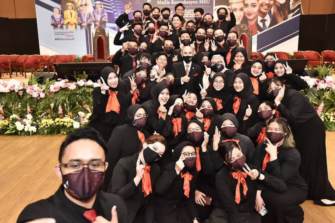 MohdShukriYajid's tweet photo. Entertaining show put up by MSU choir team during MSU 27th Convocation. Good performance by everyone! Thanks &amp; congrats @MSUmalaysia #MSUconvo27 https://t.co/24lvltKUzn