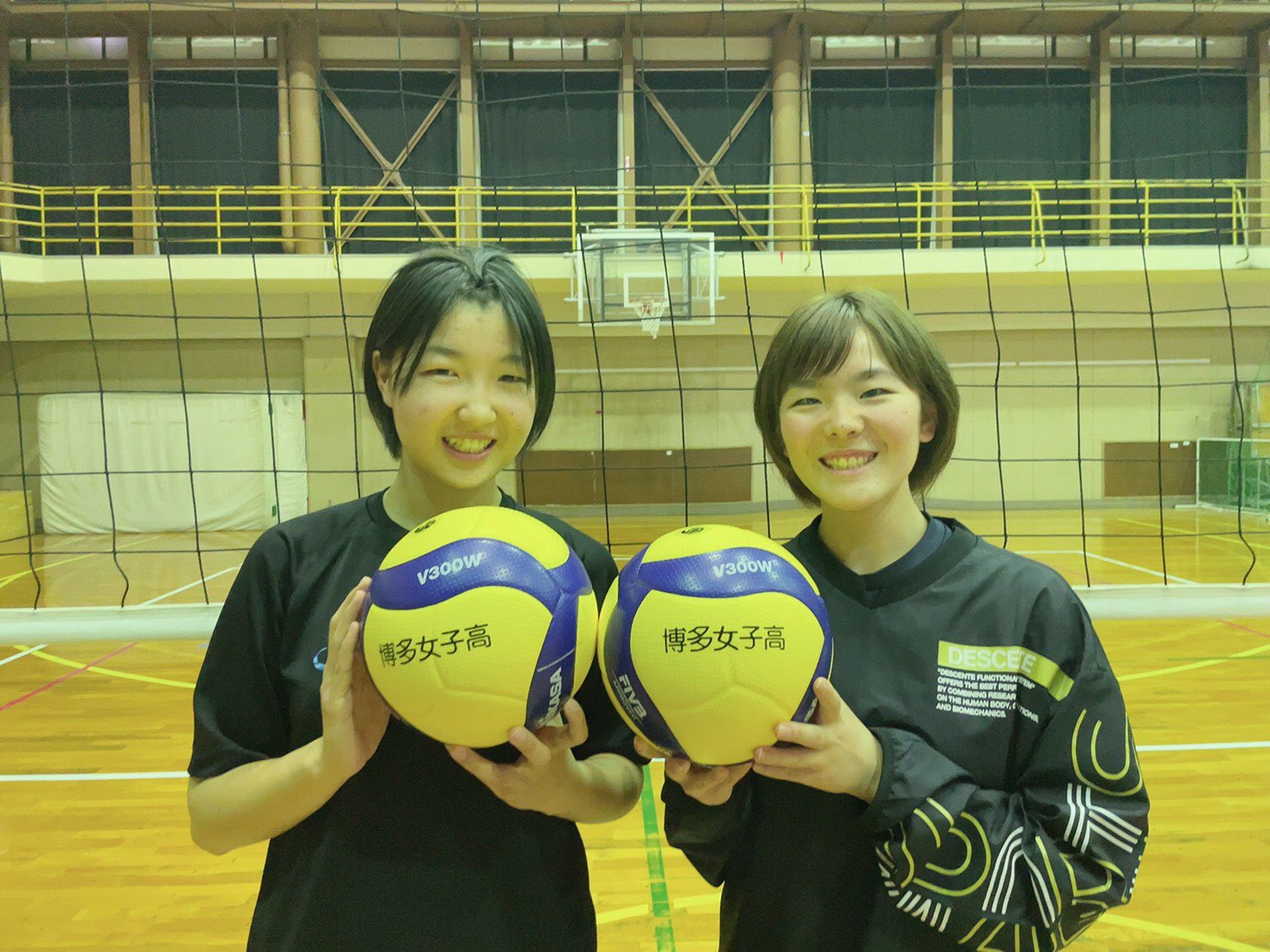 博多女子高校バレー部 Ogの シンさん メイさん が練習に来て下さりました 大いなる先輩2人から どん底に落ちた時 優しくしてくれるのが仲間ではなく その時に厳しくしてくれる人が仲間であり 優しさを持っている というお言葉をいただきました