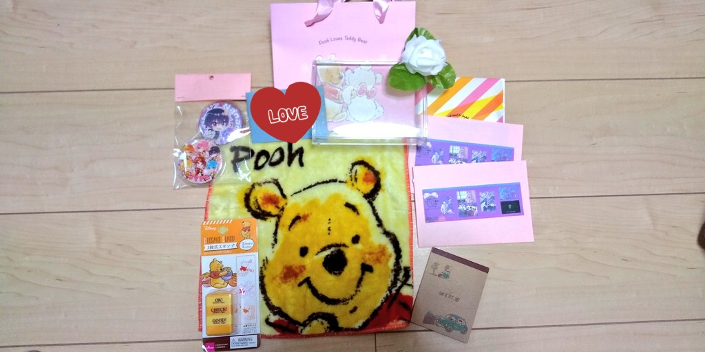 tia_mintiaroom's tweet photo. にりなから突然プレゼントをもらいました～(^^)
最初見せられた時は逃げました笑笑
ティアが好きなプーさん🍯やにりなお手製の「🍓👑写真集！💜くん編！」、缶バッチ、お手紙などたくさんもらいました！！
めっちゃ嬉しい…ありがとう(´；ω；`)
にりな大好き💗
同居しよ～ね～(^^)
↑手紙のお返事 https://t.co/huFiJ5HU0t