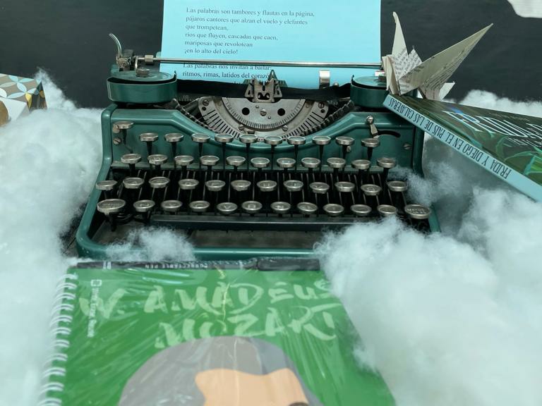 la3catorce's tweet photo. Por el mes del libro y del Día Internacional de la lectura infantil y Juvenil...
¡Hoy inauguramos nuevo escaparate!
✈¡Despega con nosotros! y descubre entre las nubes los libros que te harán volar...#YoLeo #YoLeoEscaparates #LeoEscaparates #yoleo @editoresmadrid @libreriasmadrid https://t.co/Nde6HQK8lt