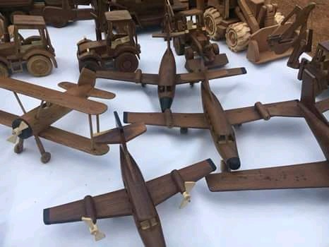 This is baba Oliver, you will find him at Cnr Glenwood and Manitoba - Faerie Glen, Pretoria East. Very talented crafts. Let's support this and help grow his business.