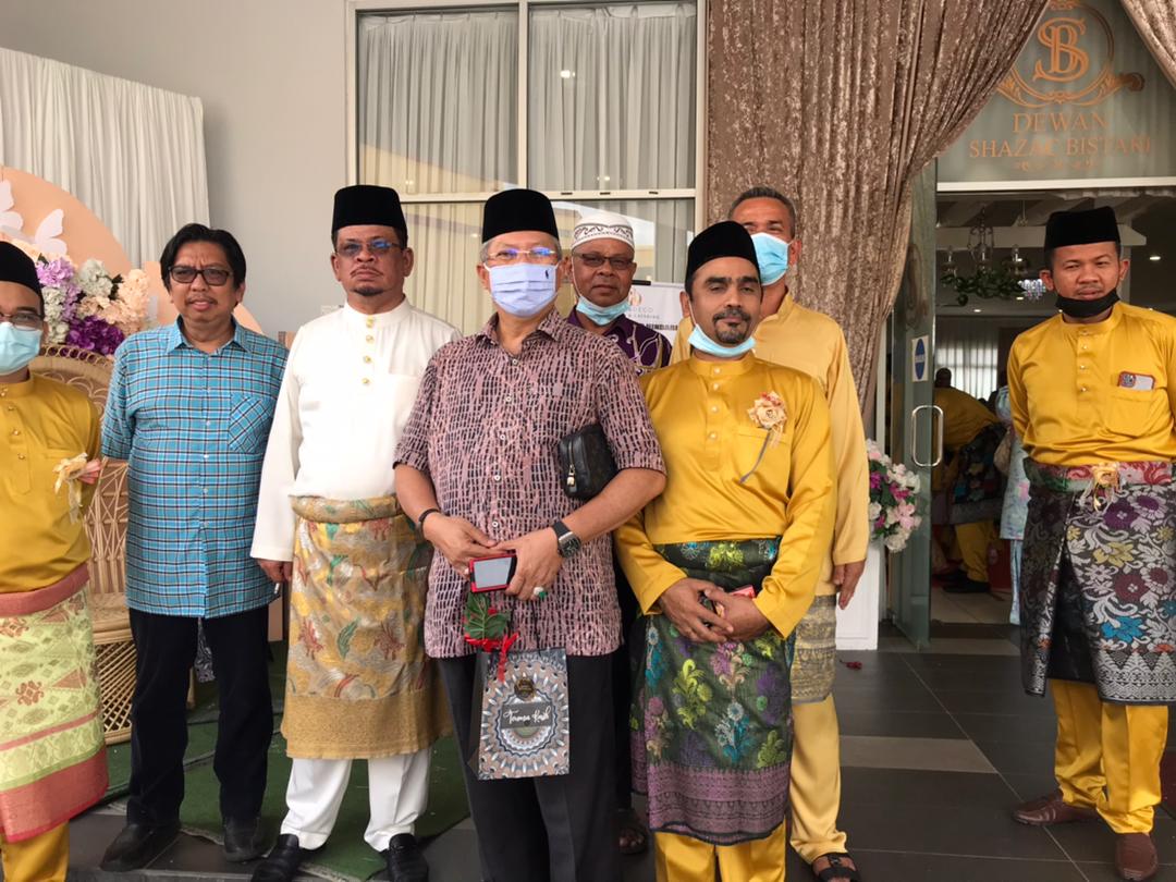 AnnuarMusa's tweet photo. Menghadhiri majlis perkahwinan anaknda kpd Sdr Rafi Awang Kecik..boss NADIRAKYAT dan NR channel..Orang kuat Presiden UMNO dan sahabat saya.Majlis turut di hadhiri Presiden,Pengerusi jk disiplin,kawan kawan MKT dan KUB..SELAMAT PENGANTIN BARU.. https://t.co/5akChQvCnr