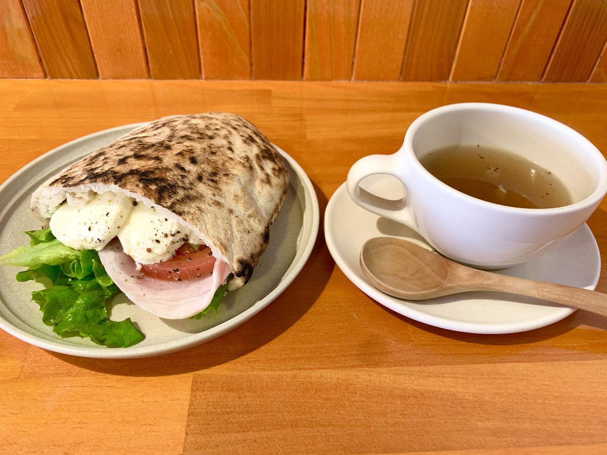 yukimipapa's tweet photo. 今日のお昼は
日立駅すぐ側にある
Rays coffee
ハムとモッツァレラチーズの
パニーノサンド
フレッシュな野菜とトマトの
爽やかな味がハムとチーズに
ピッタリでした😋
コーヒーは
数種類の豆から選べて
私はブラジルのキャラメラードを
チョイス
最高に美味しかった👍
#rayscoffee
#日立
#茨城 https://t.co/YJrOh0FQME
