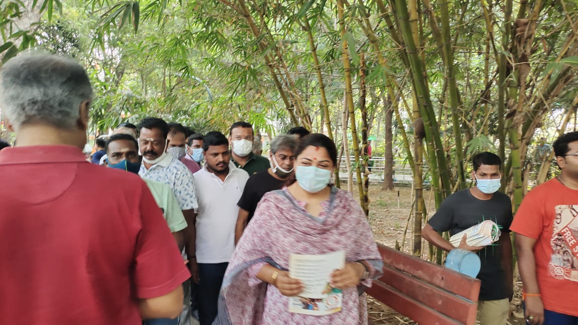 khushsundar's tweet photo. #walkersclub a wonderful time with early risers in the morning. #campaigning
#Vote4Kushboo
#kushboo4thousandlights
#Vote4Lotus
#Vote4BJP https://t.co/kP9jQtptRz