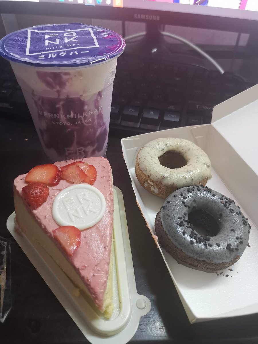 NoCaptainJavi's tweet photo. Spoiled gf hehe 🍓 #frnk https://t.co/KTcKVNyNzA