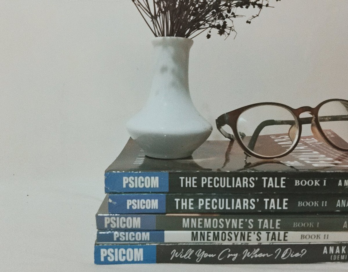 BespectacledAi's tweet photo. My muses for today 🍂📸

To the creator of this beautiful arts and jewels Happiest Birthday ate @demdemidemii ! Heres for more books and long journey ahead! 🥂

#anaknirizal #thepeculiarstale #mnemosynestale #willyoucrywhenidie? https://t.co/mVUJI2UOtM