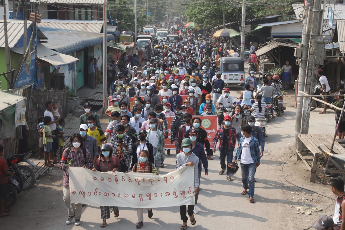 Myanmar_Now_Eng's tweet photo. This anti-coup rally in #Mandalay this morning (Apr 3) included teachers and staff from universities. #WhatsHappeningInMyanmar https://t.co/NMggQZEQKm