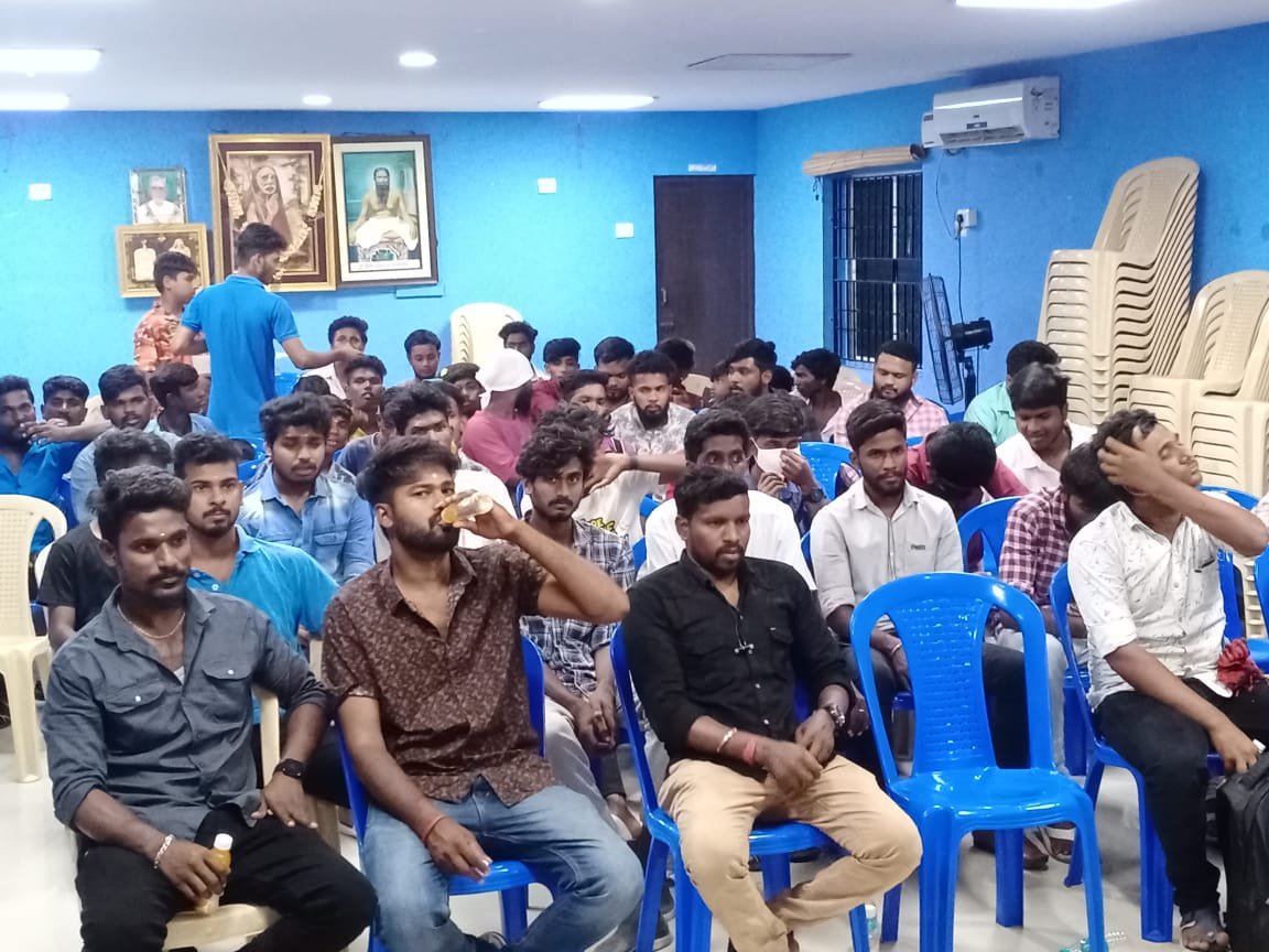 DhanushFc's tweet photo. ஏப்9ஆம் தேதியன்று தலைவர் தனுஷ் அவர்கள் நடித்து வெளிவர இருக்கும் #Karnan திரைப்படம் பற்றி ஆலோசனை கூட்டம் நடைபெற்றது.#செங்கல்பட்டு மாவட்ட தலைமை ஏற்பாட்டின்படி கலந்து கொண்ட அனைத்து மன்ற நிர்வாகிகளுக்கும் நன்றி

@dhanushkraja @mari_selvaraj @DirectorS_Shiva @B_RAJA_ @chengalpattudfc https://t.co/jaN2pQbnZz