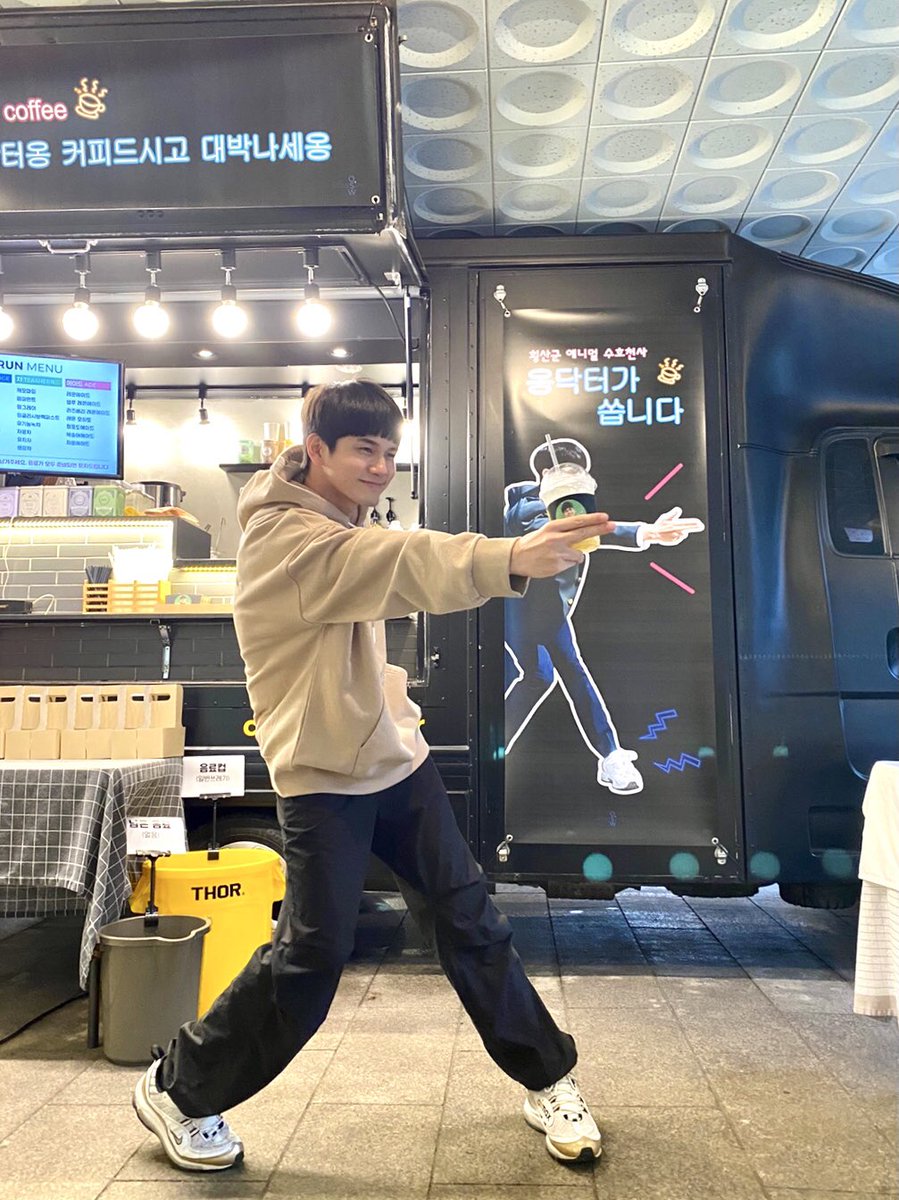 [💕] 위로가 쏜 커피 마시고 오늘도 힘내서 촬영했습니다! ☕
위로는 옹성우의 수호천사👼
 
#옹성우 #ONGSEONGWU