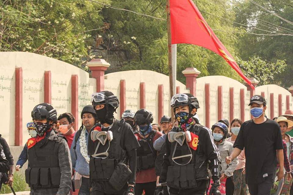 Although junta cracking down the strikes brutally with guns, teargas and snipers, anti-dictatorship strike at Monywa City still marching with full of strength. ✊
#WhatsHappeningInMyanmar 
#Apr3Coup 
#MilkTeaAlliance