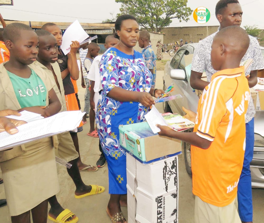 KinamaStarFC's tweet photo. 2020-09-11. | KINAMA: Distribution du Don de la @NGDFoundation fait du Matériel Scolaire aux Jeunes élèves #Burundi-ais encadrés en Football par l'Académie @SFABurundi au Centre Kinama Star en Commune @NtahangwaMairie de la @MairieBuja. https://t.co/Dq7QxqMfn3