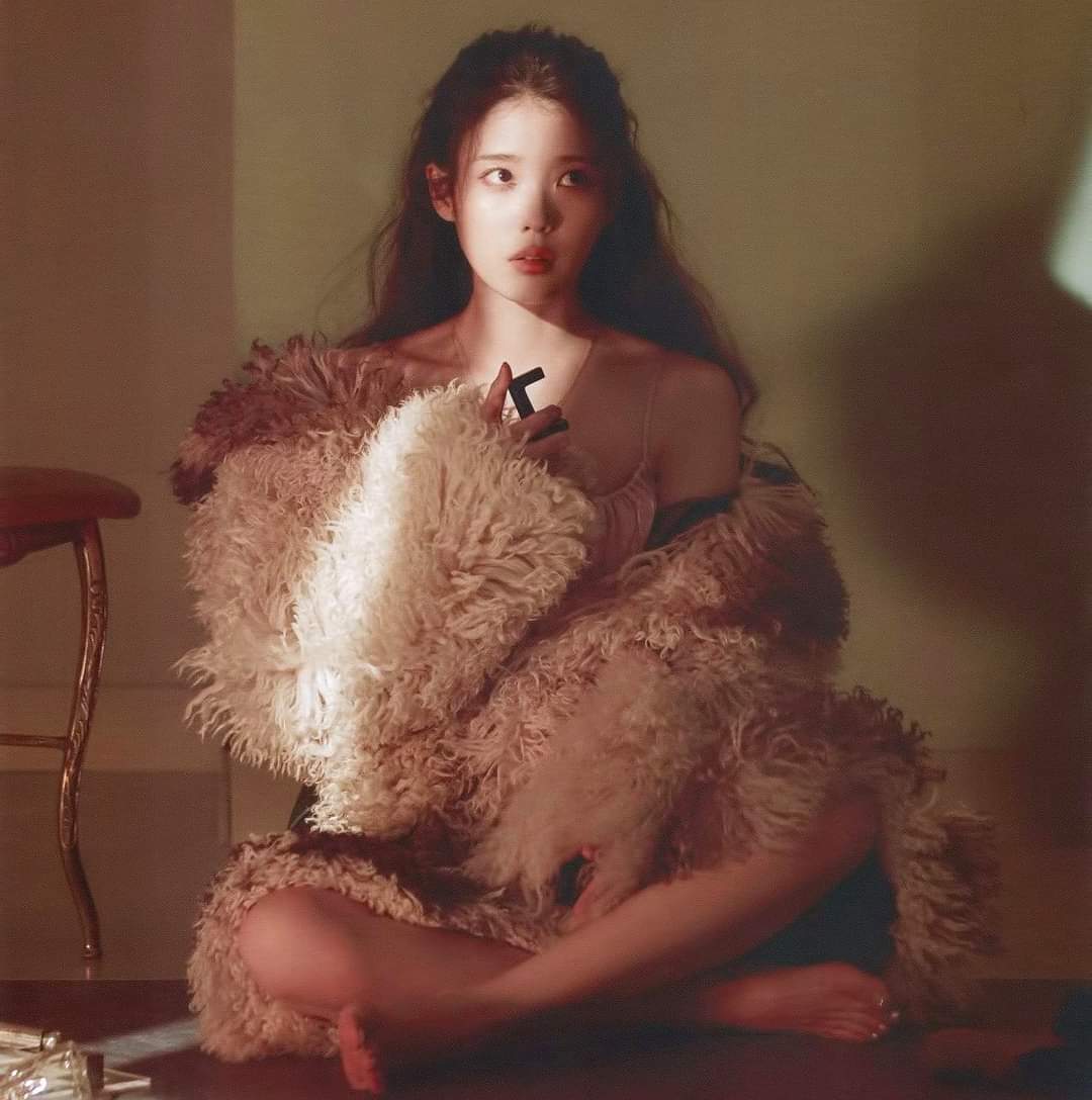 ggpocker's tweet photo. with grace in her heart,
kindness in her voice,
love in her soul ✨🔮

#IU https://t.co/xUCTN0m3wj