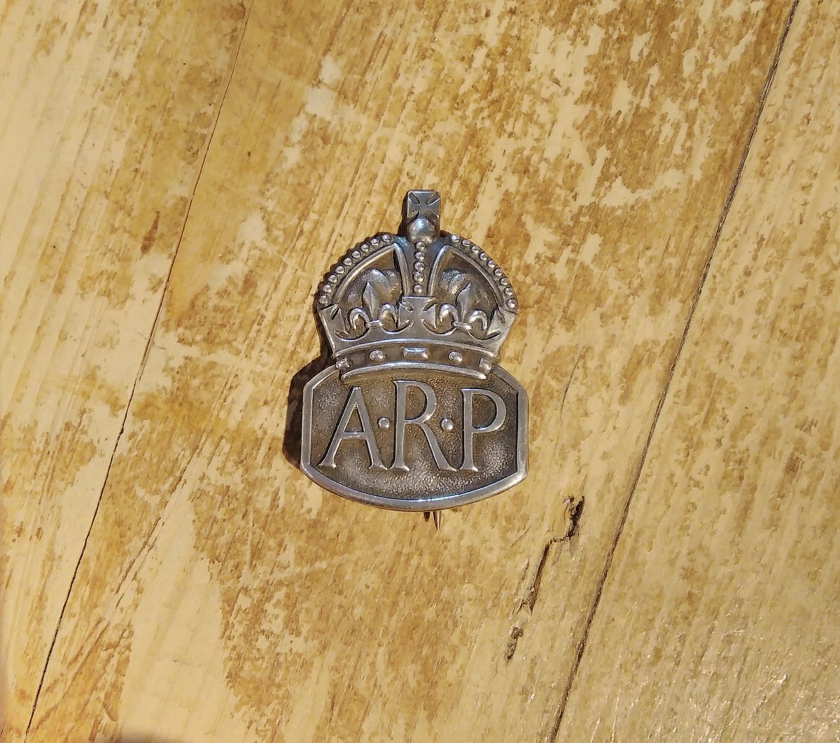 eversleybarn's tweet image. #miniaturesundial #windsorcastletrinketbox #silverphotoframe #arpbadge #collectables #vintagegifts #eversleybarnantiques facebook.com/eversleybarnan…