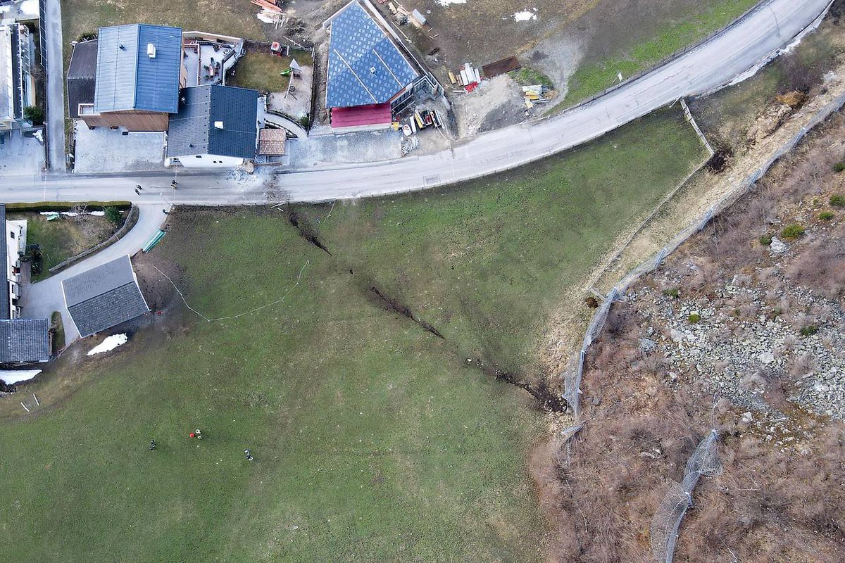Photos from Tyrol, Austria, where a house was seriously damaged by large boulder. 2/04/21. 

reddit.com/gallery/miolln