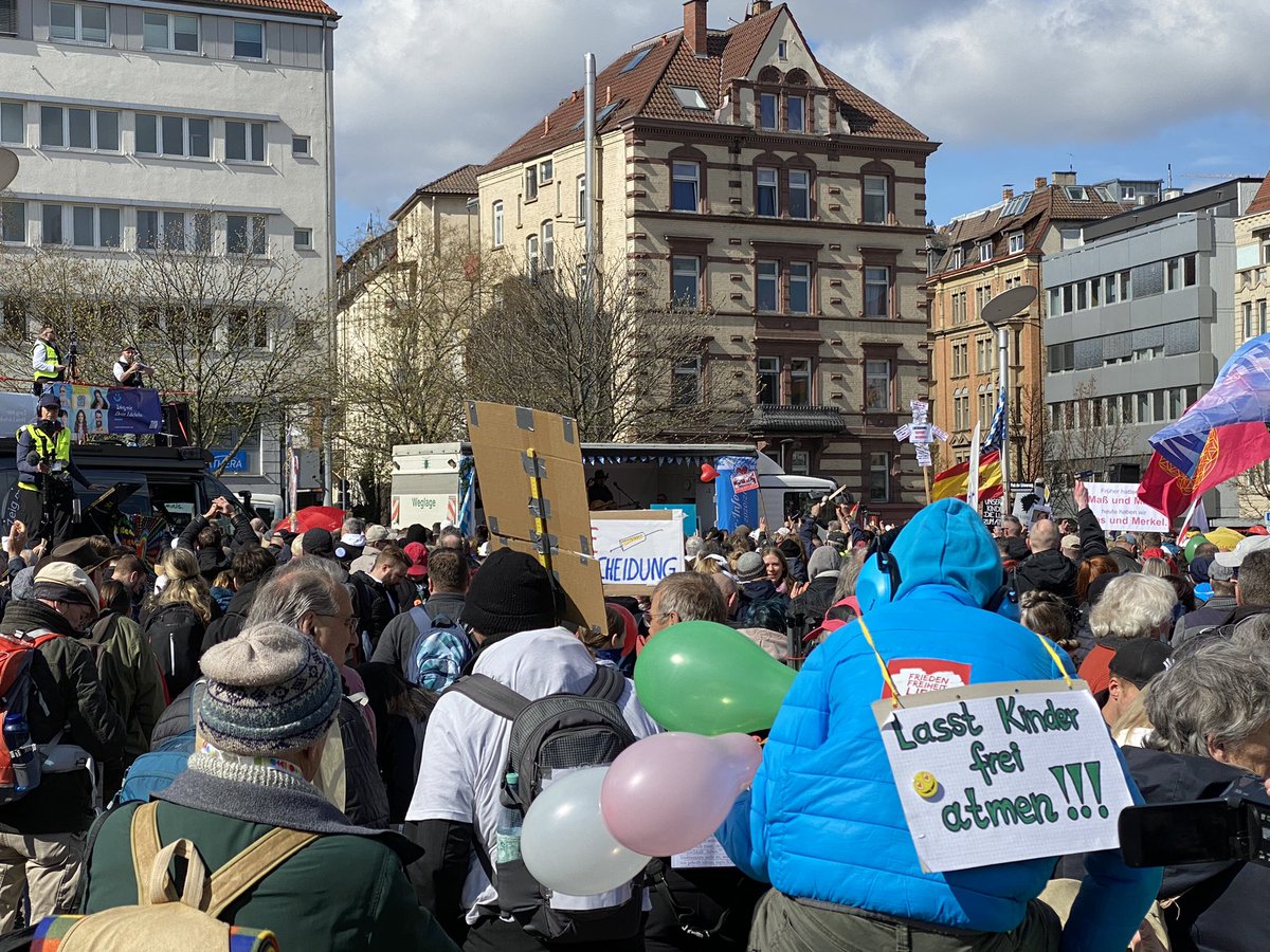 IbraNaber's tweet photo. Keine Abstände, kaum Masken und die Ankündigung von der Bühne: „Wir leisten Widerstand bis dieser Mist vorbei ist“

So beginnt #s0304 in Stuttgart. @welt https://t.co/SC7XWReNHE